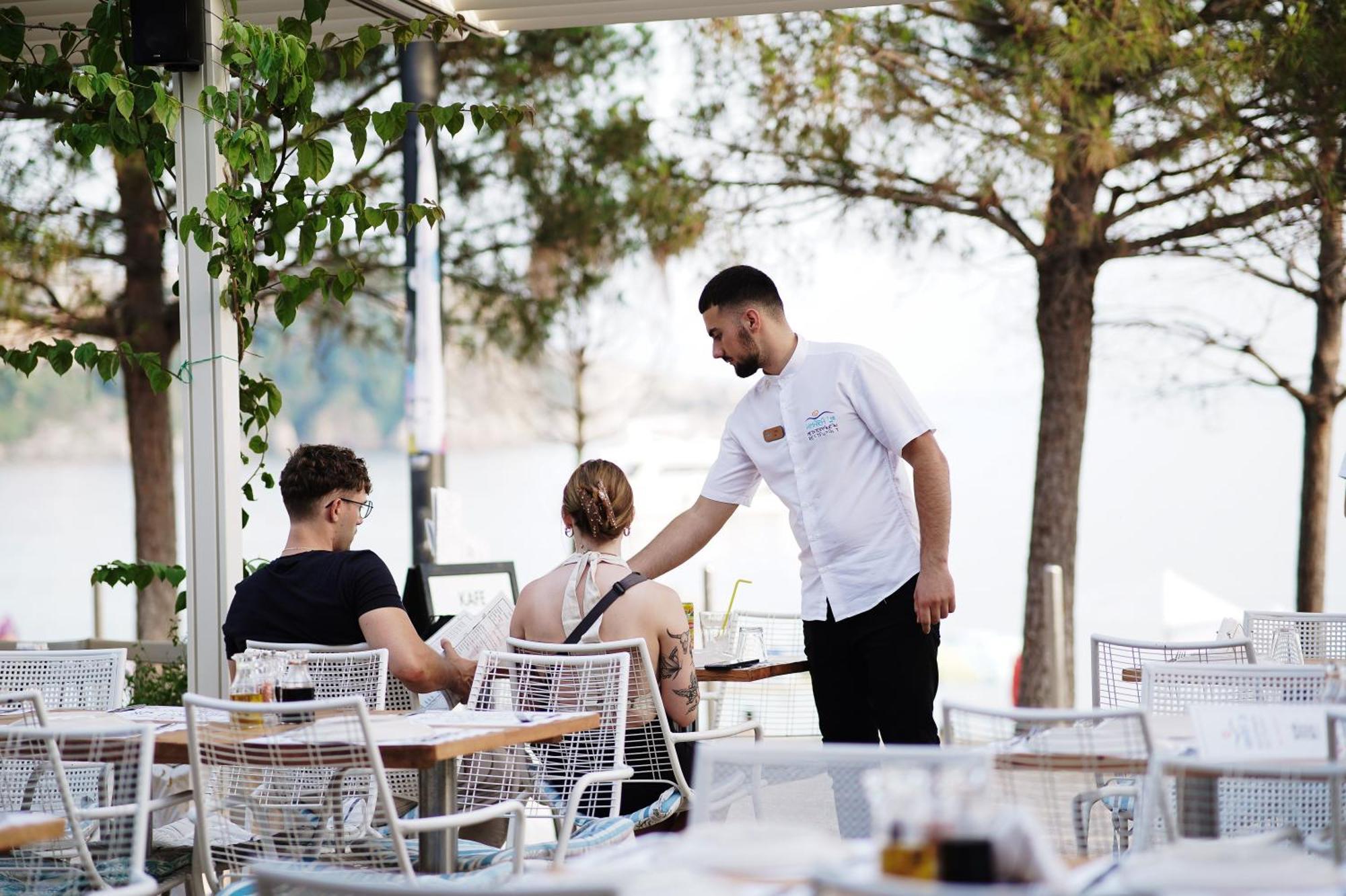 Noemie Hotel Himare Bagian luar foto